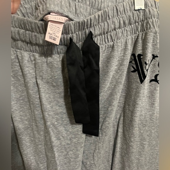 Victoria’s Secret Super Soft Gray Embroidered Logo Sweatpants Joggers Size Small - Picture 2 of 2
